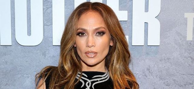 Jennifer Lopez “shpërthen” ndaj paparacëve, iu nxjerr gishtin e mesit