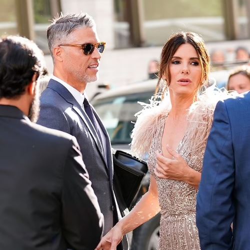 U nda nga jeta disa muaj më parë, Sandra Bullock përmbush dëshirën e fundit të partnerit në ditën e tij të lindjes