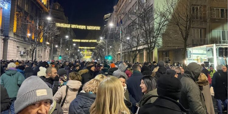 Serbi: Mijëra persona protestojnë kundër rezultatit zgjedhor