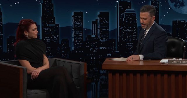 “Hyp se të vrava, zdryp se të vrava”! Në emisionin e Jimmy Kimmel flitet shqip, Dua Lipa kalon me sukses testin (VIDEO)