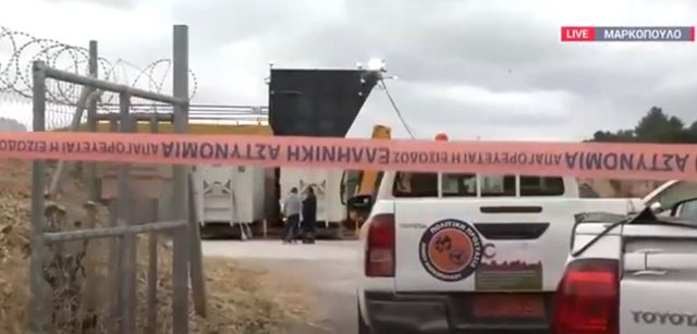 Hodhi foshnjën e sapolindur në koshin e plehrave, dalin pamjet kur babai ecën drejt kazanëve