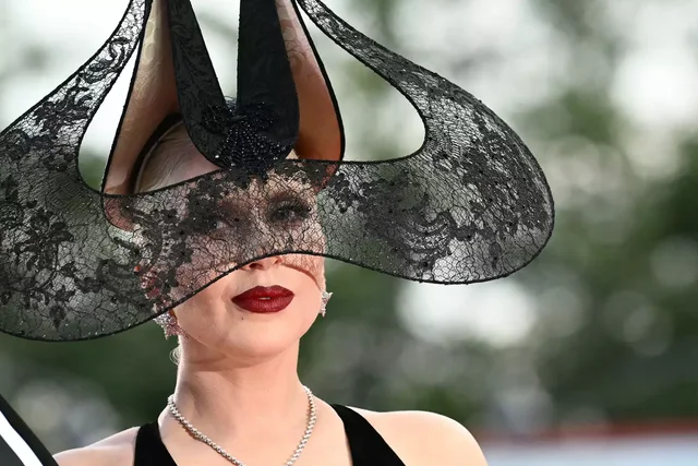 FOTOT/ Mahnit Lady Gaga, kalon në tapetin e kuq të Festivalit të Filmit në Venecia me një fustan “dramatik”