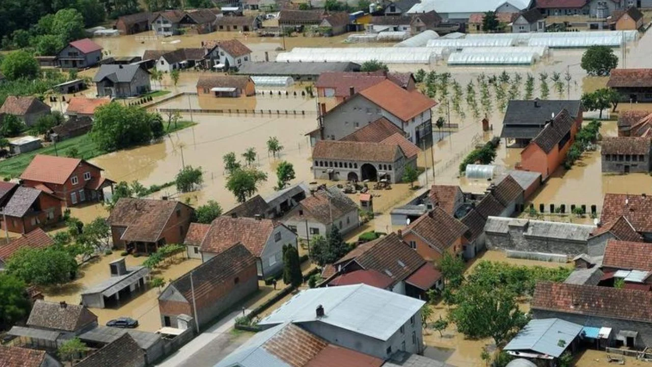 Ballkani përballë përmbytjeve/ Probleme në të gjithë rajonin! Situata më e rëndë në Bosnje, konfirmohen 16 viktima