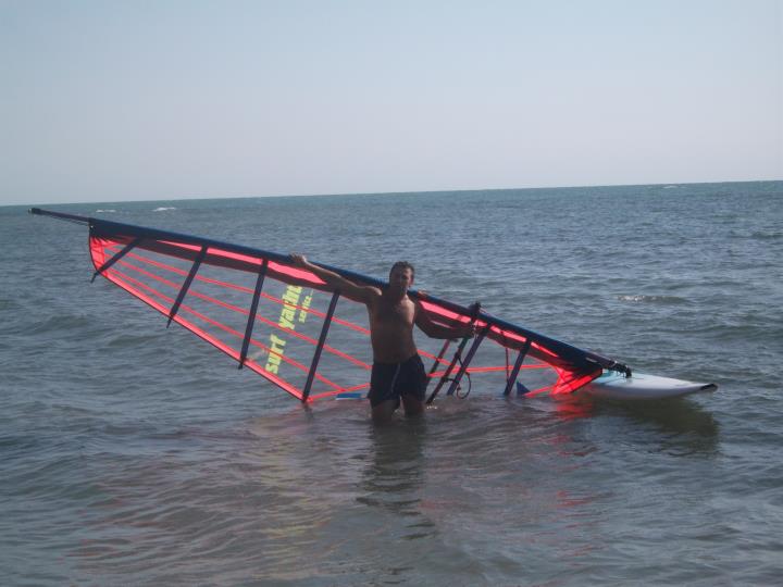 Idlir Kazazi befason me windsurf-in e tij