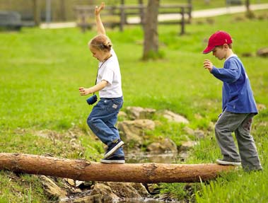 Fëmijët, më pak të stres nëse luajnë në natyrë