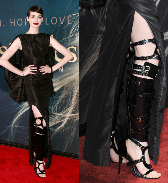 Anne Hathaway me sandalet ekstravagante të Tom Ford