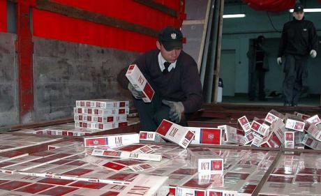 Durrës, sekuestrohen 900 koli cigare kontrabandë