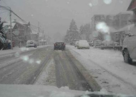 Veriu dhe juglindja nën borë, bllokohen fshatrat. Në Iballë rrëzohen shtyllat