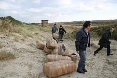 300 kg lëndë narkotike, zbulohen brenda një skafi të braktisur