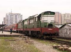 Treni i linjës Tiranë-Vlorë del nga shinat