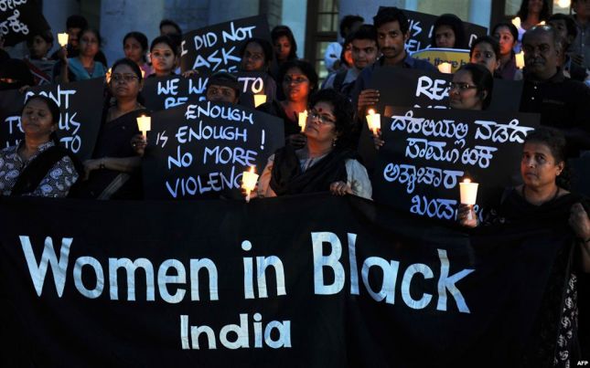 Vdes vajza e dhunuar në Indi