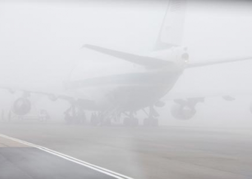 Mjegulla bllokon fluturimet në Aeroportin e Shkupit