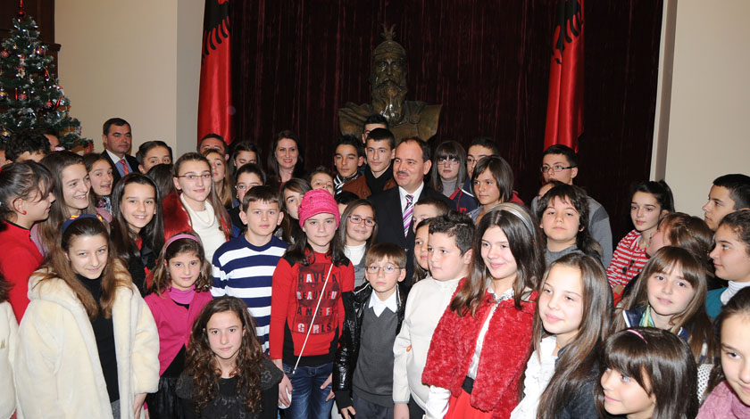 Nishani pret në presidencë nxënësit e shkëlqyer të vendit