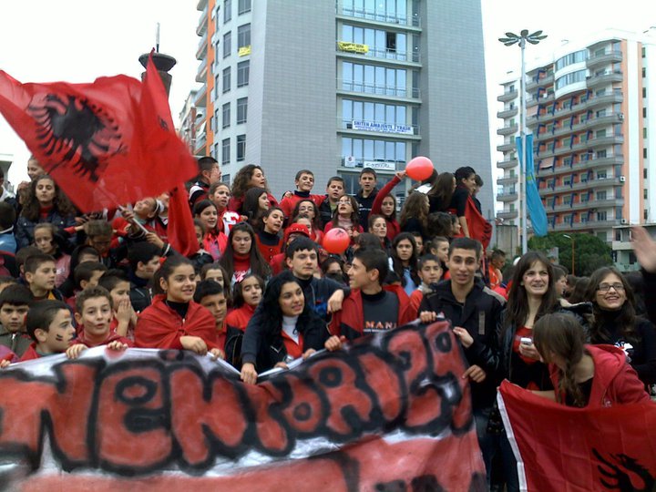 Kreu i gjykatës së Vlorës: Gjyqtaren e shpëtoi shitësi i peshkut