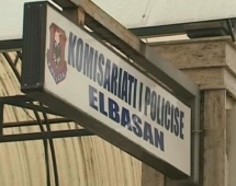 Arratiset 39-vjeçarja në arrest shtëpie, pranga 2 policëve roje