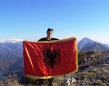 Flamur me firmat e shqiptarëve në “Sandy Hook”