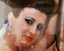 Nëna e mjekes: Dhëndri i preu flokët vajzës, e theri me bisturi