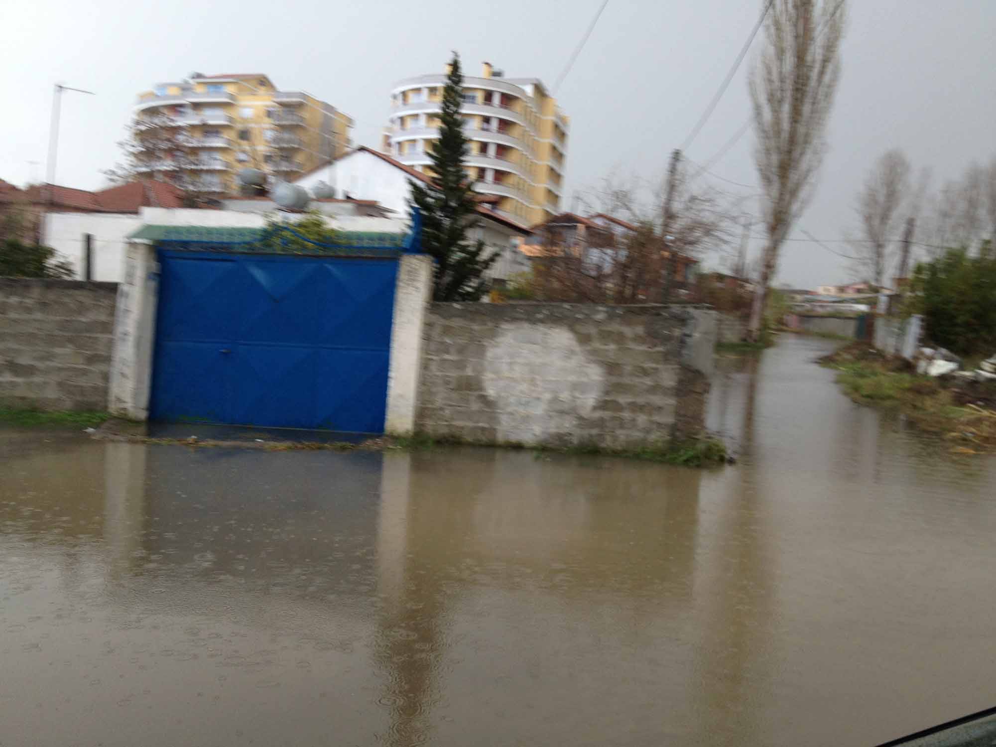 Durrësi nën pushtetin e ujit, situatë e rënduar në Shkozet, Plazh e Shijak