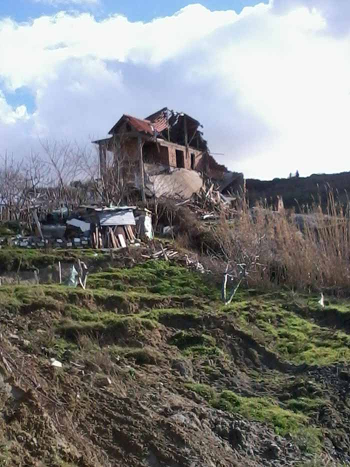 Spitallë, situatë alarmante prej rrëshqitjeve, rrezikojnë të shemben 60 shtëpi (FOTO)