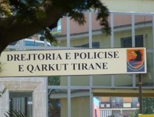Gruaja padi në polici: Burri zhvishet nudo para meje 18 vjet pas divorcit
