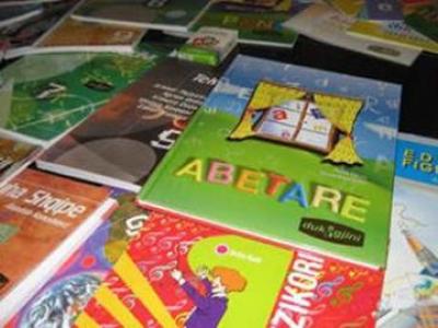 Maqedoni, arsimtarët shqiptarë kërkojnë abetaren mbarëkombëtare