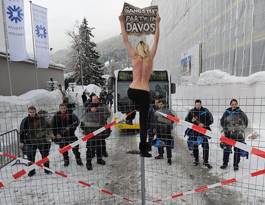 Protesta topless e Femmen në Davos (FOTO)