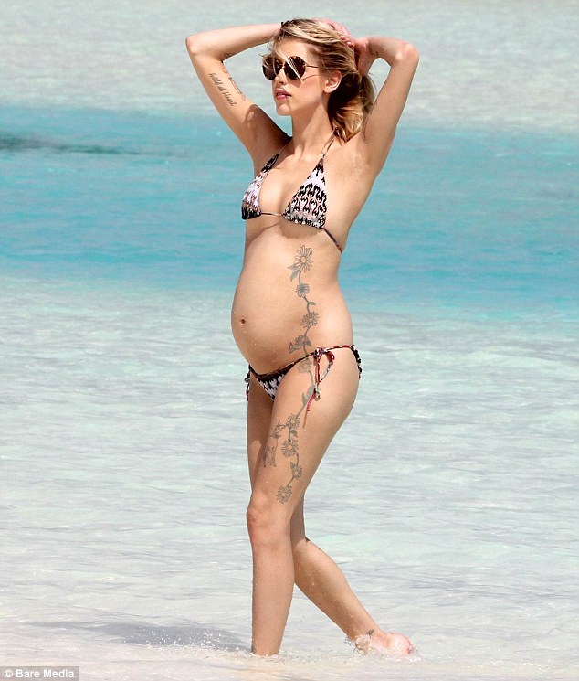 Peaches Geldof shtatzënë me bikini dhe tatuazhe (FOTO)