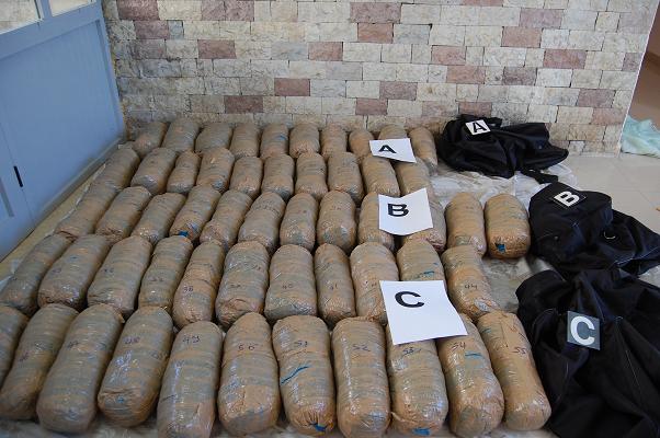 Durrës, transportonte 32 kg drogë, braktis makinën në port