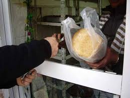 Denoncimi i konsumatorëve: Brenda bukës copa xhami, thonj apo qime