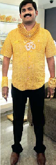 Burri i veshur me këmishë të artë