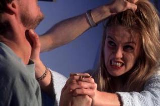 Gruaja që u hodh nga kati i katërt rrëfen jetën skëterrë përkrah të shoqit