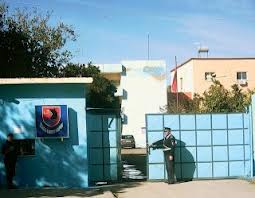 Babë e bir plagosin me thikë dy të afërm, shkak prona