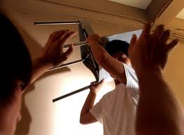 Pacienti godet me karrige në kokë ndihmës mjekun e QSUT-së