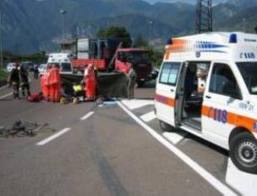 Treni i linjës Tiranë-Durrës përplas makinën, 1 i vdekur, 1 i plagosur