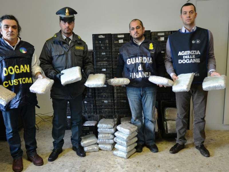 Itali, kapen 300 kg drogë në port, në pranga dy shqiptarë