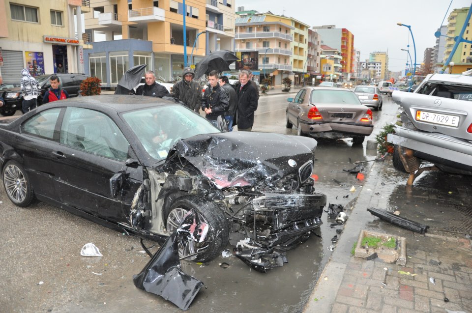 Durrës, aksident rrugor, përplasen 5 automjete (FOTO)