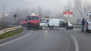 Përplasen dy furgona, 7 të plagosur