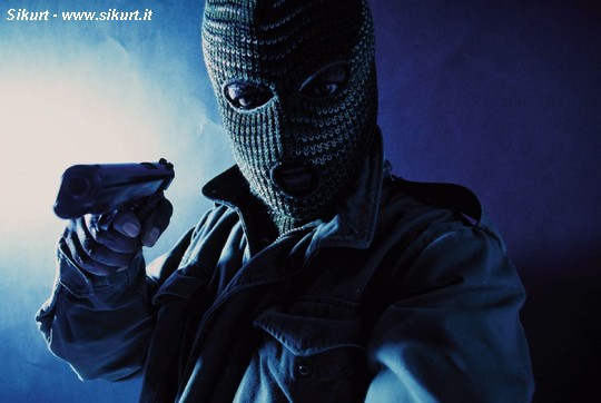 Prangosen tre shqiptarë, grabitën një vilë dhe plagosën një nga pronarët