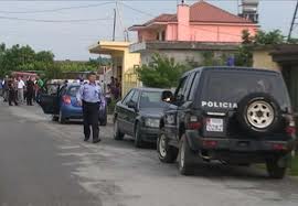 Përmbarimi tenton të nxjerrë dy familje nga banesat