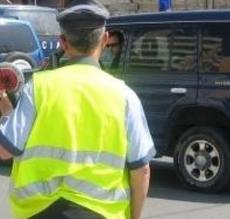 Gërvishet makina, plagoset me thikë polici