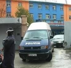 Babai plagos me çifte djalin dhe më pas vetëhelmohet