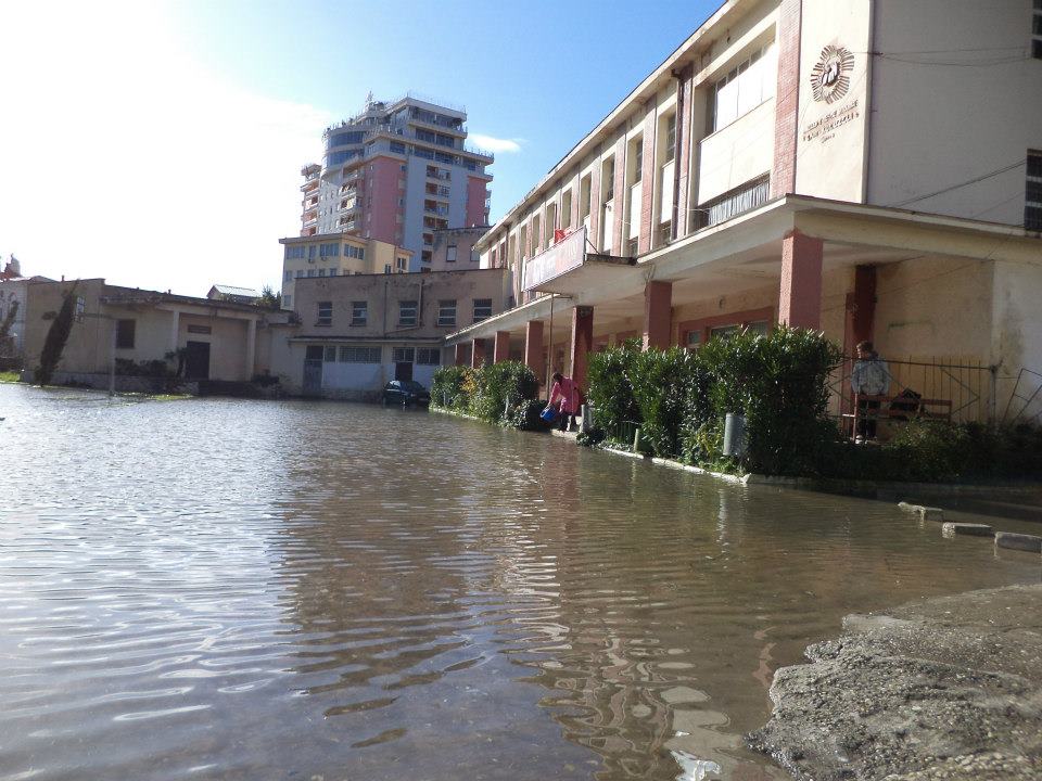 Durrës, deputeti Igli Cara reagon për përmbytjet e shkollave (FOTO)