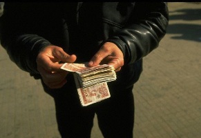 Durrës, tre grabitje kambistësh në tre muaj