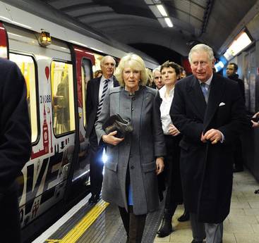 Princi Karl me bashkëshorten fotografohen në tren (FOTO)