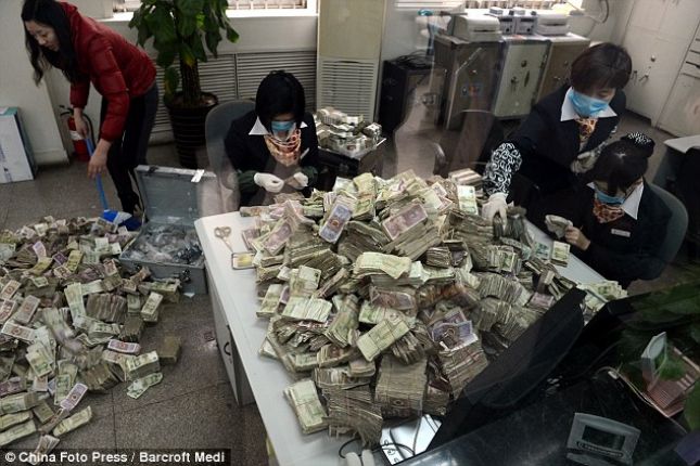 Punëtorëve të bankës iu deshën 3 ditë për të numëruar paratë e Cui