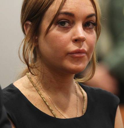 Lindsay Lohan “e lodhur” në gjykatë (FOTO)