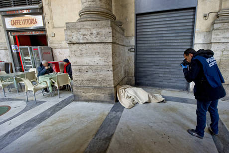 Napoli, pijnë kafe vetëm pak metra larg kufomës (FOTO)