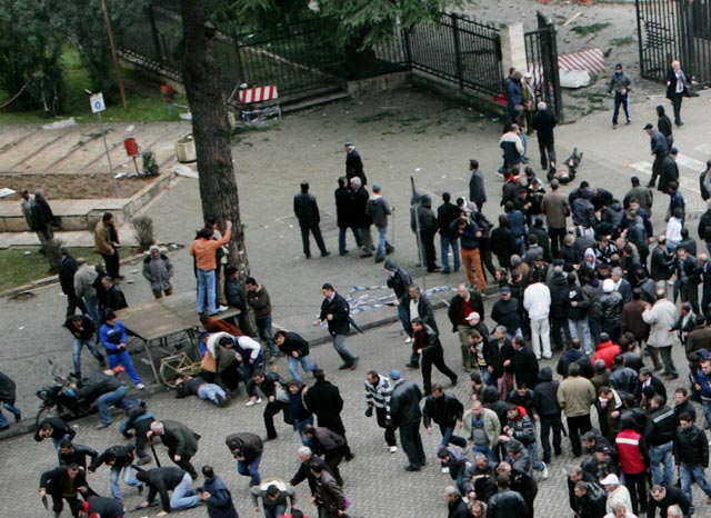 Eksperti: Plumbi që vrau Veizin kishte gjurmë të kuqërremta