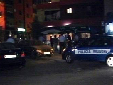 Grabitet një grua në qendër të Tiranës