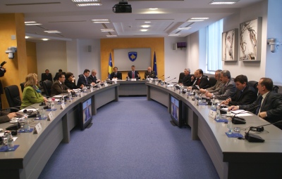 Qeveria kosovare pranon se do të flasë për veriun